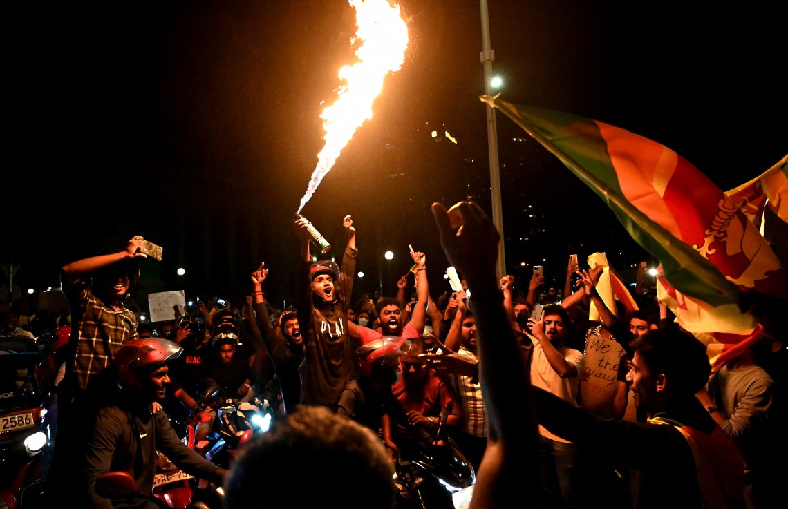 ކޮލަމްބޯ - އެޕްރީލް 9، 2022: ސްރީ ލަންކާ ސަރުކާރާ ދެކޮޅަށް މިހާތަނަށް ބާއްވާ އެންމެ ބޮޑު މުޒާހަރާ ރޭ ވަނީ ރައީސް ގޯޓާބޭ ރާޖަޕަކްސާގެ ރަސްމީ ގެކޮޅު ހިމެނޭ ސަރަހައްދުގައި ފަށާފައި: ގޯޓާބޭގެ އިސްތިއުފާ އަށް ގޮވާލައި ރައްޔިތުން މުޒާހަރާ އަށް ނުކުތީ ގައުމުގައި ތެލާއި ބޭސް އަދި އަސާސީ ތަކެތީގެ ދަތިކަން ކުރިމަތިވެފައިވާތާ އެތައް ދުވަހެއް ފަހުން. --ފޮޓޯ:އޭއެފްޕީ