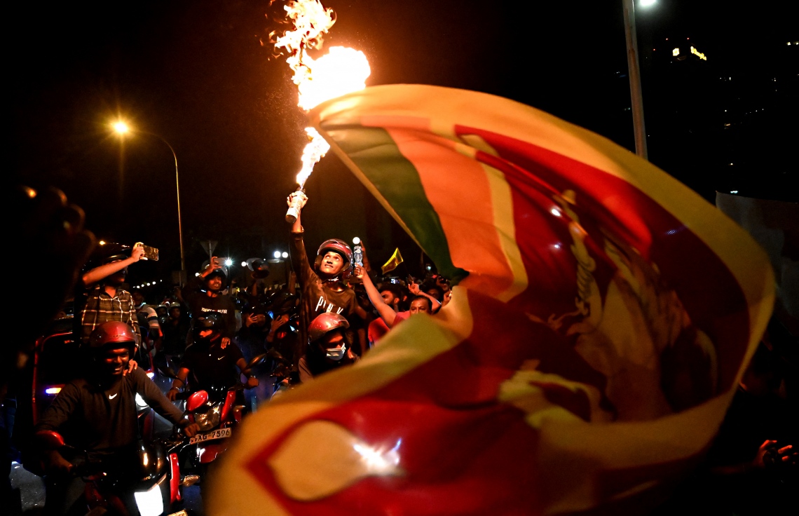 ކޮލަމްބޯ - އެޕްރީލް 9، 2022: ސްރީ ލަންކާ ސަރުކާރާ ދެކޮޅަށް މިހާތަނަށް ބާއްވާ އެންމެ ބޮޑު މުޒާހަރާ ރޭ ވަނީ ރައީސް ގޯޓާބޭ ރާޖަޕަކްސާގެ ރަސްމީ ގެކޮޅު ހިމެނޭ ސަރަހައްދުގައި ފަށާފައި: ގޯޓާބޭގެ އިސްތިއުފާ އަށް ގޮވާލައި ރައްޔިތުން މުޒާހަރާ އަށް ނުކުތީ ގައުމުގައި ތެލާއި ބޭސް އަދި އަސާސީ ތަކެތީގެ ދަތިކަން ކުރިމަތިވެފައިވާތާ އެތައް ދުވަހެއް ފަހުން. --ފޮޓޯ:އޭއެފްޕީ