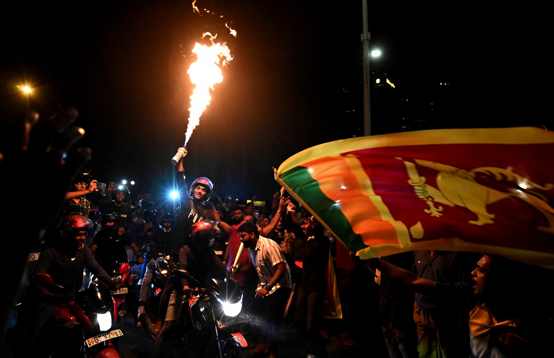 ކޮލަމްބޯ - އެޕްރީލް 9، 2022: ސްރީ ލަންކާ ސަރުކާރާ ދެކޮޅަށް މިހާތަނަށް ބާއްވާ އެންމެ ބޮޑު މުޒާހަރާ ރޭ 9 ޖެހިއިރު ވަނީ ރައީސް ގޯޓާބޭ ރާޖަޕަކްސާގެ ރަސްމީ ގެކޮޅު ހިމެނޭ ސަރަހައްދުގައި ފަށާފައި. --ފޮޓޯ:އޭއެފްޕީ