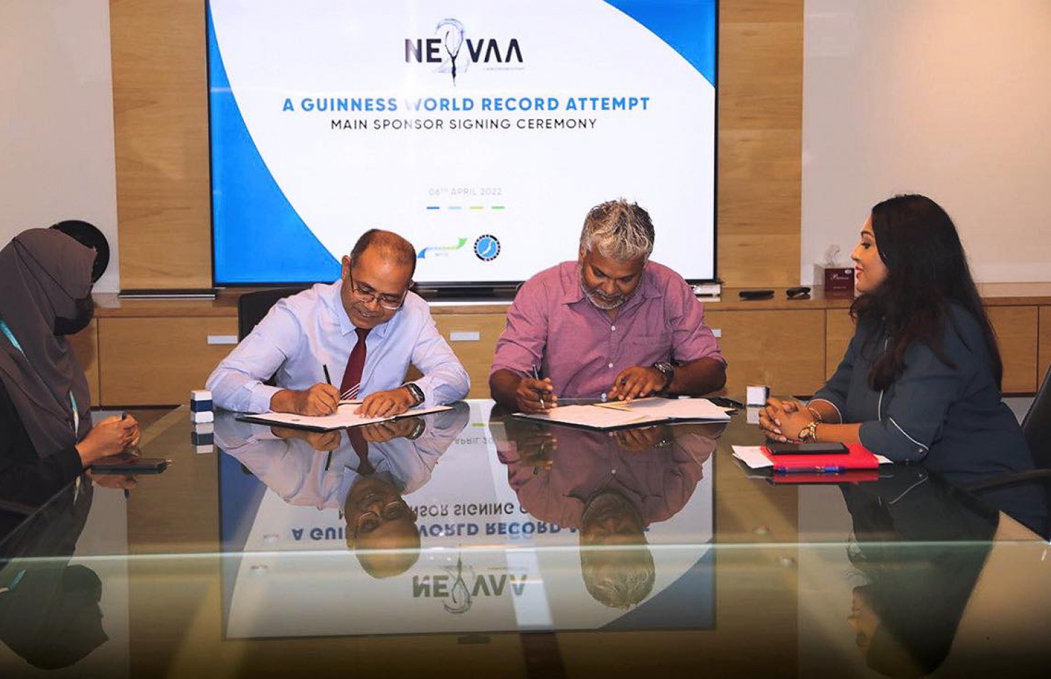 އެމްޑަބްލިއުއެސްސީގެ އެމްޑީ ޝާހާއި ފްރީޑައިވްގެ އޯނަރު ފަހުދު ސޮއި ކުރަނީ--ފޮޓޯ:ފްރީޑައިވް