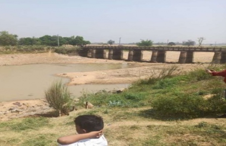 އިންޑިއާގައި ބްރިޖެއް ވަގަށް ނަގައިފި