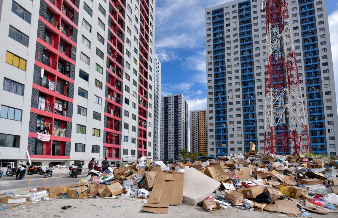 އެޗް 13 އަދި 14 ވަނަ ފްލެޓްތަކުގެ ފަހަތަށް ޖަމާކޮށްފައިވާ ގާކުނޑި އާއި އެހެނިހެން ކުނިތައް: މި ކުނިތަކުގެ ތެރެއަށް އަވަހާ ކުނިވާ ޒާތުގެ ކުނި އެޅުން ވެސް ވަނީ އާންމުވެފައި. އެކަމުގެ ސަބަބުން މެހީގެ އުނދަގޫ ދަނީ ފޯރަމުން.--- ފޮޓޯ: ފަޔާޒު މޫސާ | މިހާރު