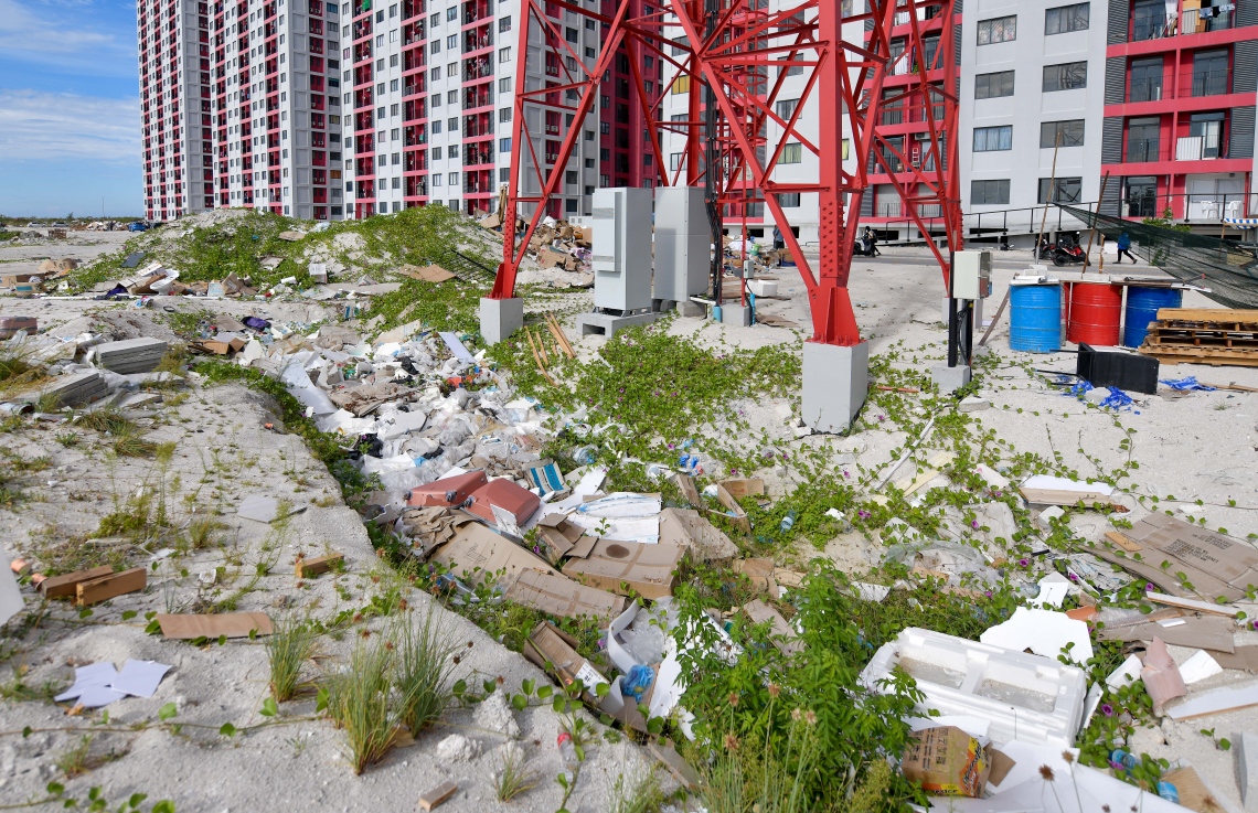 އެޗް 13 ވަނަ ފްލެޓްގެ ބިއްދޮށުގައި ހުންނަ އެންޓަނާ ކައިރީގައި ހުރި ވަޅުގަނޑަކަށް ކުނި އަޅައި ފުރާލާފައި: ހިޔާ ފްލެޓްގައި ދިރިއުޅޭ ބައެއް މީހުންގެ މިފަދަ އަމަލުތަކާ ހެދި މުޅި އެ ސަރަހައްދުގެ ނުސާފުތާހިރުކަން ބޮޑު.---ފޮޓޯ: ފަޔާޒު މޫސާ| މިހާރު