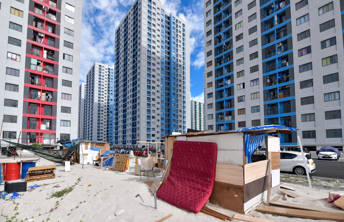 ހިޔާ ފްލެޓް ސަރަހައްދުގައި މީހުން އަމިއްލަ އަށް ވިޔަފާރިކުރަން ހަދާފައި ހުރި ތަންތަނާނގެ ކައިރި އަށް އުކާލާފައި ހުރި، ބޭނުން ކުރެވޭނެ ޒާތުގެ އެއްޗެހި އެއްކޮއްފައި: މި ފަދަ ކަންކަމުގެ ސަބަބުން މުޅި ހިޔާ ފްލެޓް ސަރަހައްދު ވަނީ ކުނި ގޮނޑަކަށް ވެފައި.--- ފޮޓޯ: ފަޔާޒު މޫސާ | މިހާރު