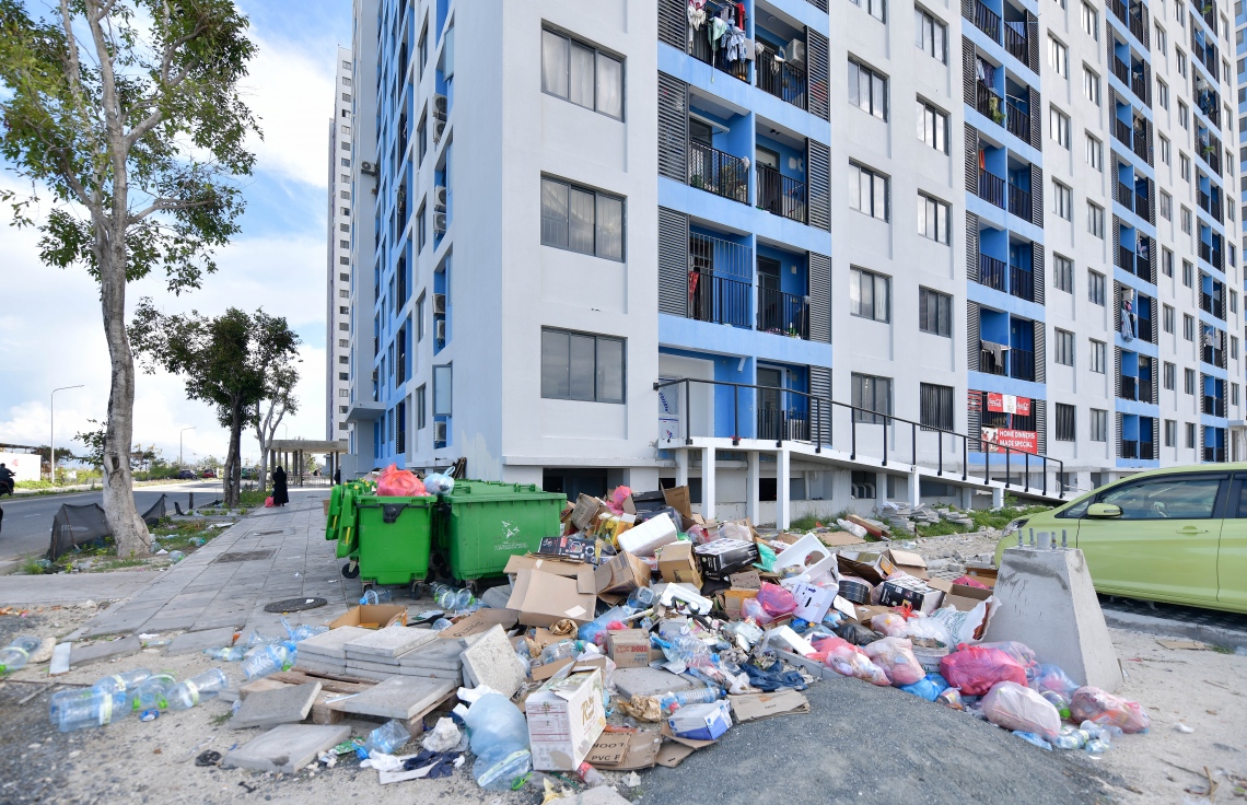 އެޗް 12 ވަނަ ފްލެޓް ސަރަހައްދުގައި ހުރި ވެމްކޯގެ ޑަސްބިންތައް ކައިރި އަށް ގާކުނޑި އާއި އެހެނިހެން ކުނިތައް އަޅާފައި. މީހުންގެ ފަރުވާކުޑަކަން އިންތިހާ އަށް ބޮޑު.--- ފޮޓޯ: ފަޔާޒު މޫސާ | މިހަރު