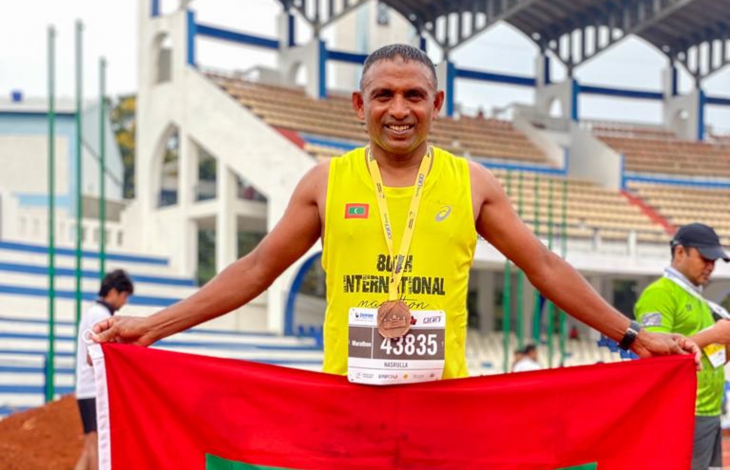 ނަސްރު ރޭސް ނިންމުމަށް ފަހު ދިވެހި ދިދައާ އެކު ފޮޓޯއަކަށް ހުއްޓިލައިގެން: ބަންގަލޫރގުގައި އޭނާ ފުރިހަމަ މިކުރީ 80 ވަނަ މެރަތަން