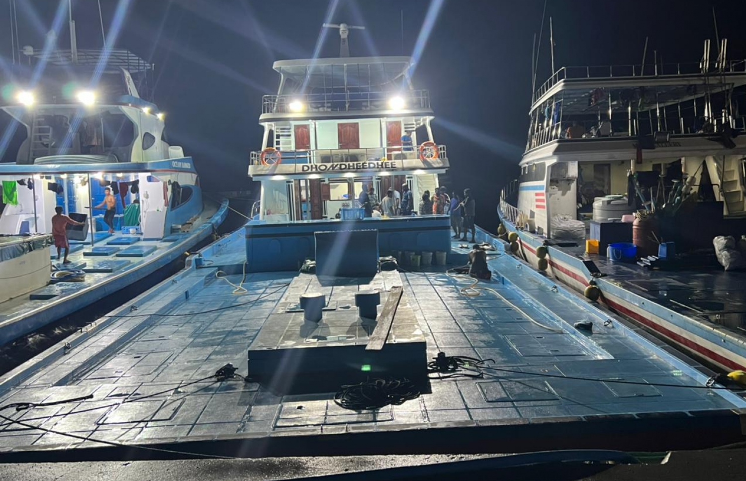 ގެމަނަފުށީގައި ދުއްވާ އެންމެ ބޮޑު މަސްދޯނި "ދޮންދީދީ" ހުޅުލޭ ޖެޓީ އަށް އިއްޔެ ރޭ ގާތްކޮށްފައި: އެ ދޯނި ހުޅުމާލެ އަށް އައީ 70 ޓަނު މަސް އެންސިސް އަށް ކިރުވަން.---ފޮޓޯ: މިހާރު