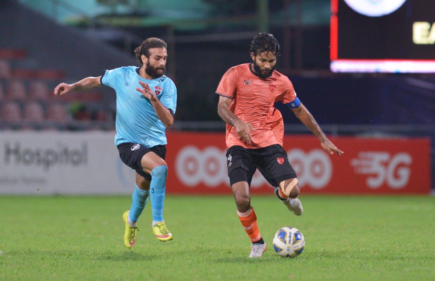 އީގަލްސްގެ ކެޕްޓަން ހުސައިން ޝިފާއު (ކ) ބޯޅަ ހިފައިގެން ދާން މަސައްކަތް ކުރަނީ: ދެވަނަ ލަނޑު ނޫމާން ޖެހީ ޝިފާއު ހުރަސްކޮށްދިން ބޯޅައިން --- ފޮޓޯ: އެފްއޭއެމް