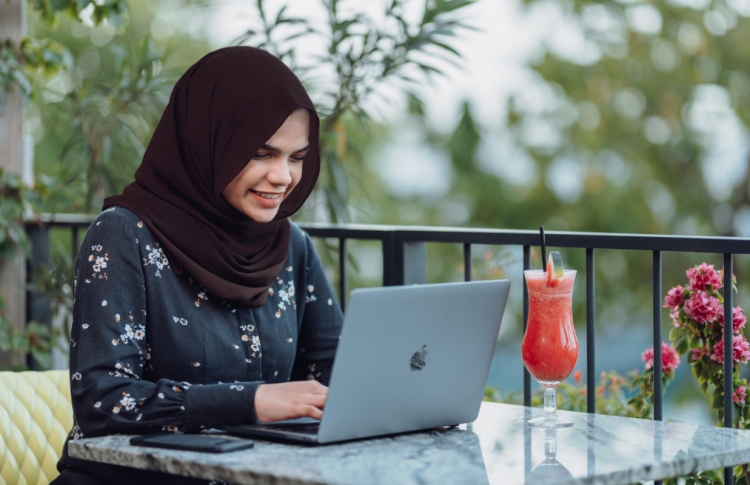 ބީއެމްއެލް އިސްލާމިކުން ވިޔަފާރިތަކަށް ޑެބިޓް ކާޑެއް