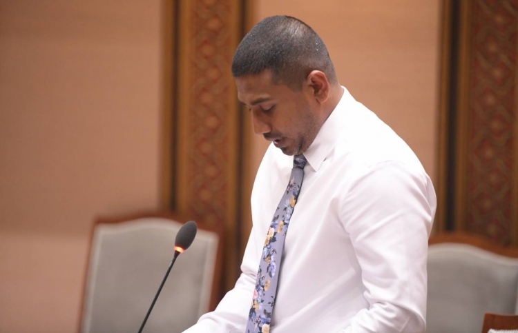 ދަނޑުތައް ނުނިމެނީ ކޮންޓްރެކްޓަރުންނާ ހެދި: މަހުލޫފު