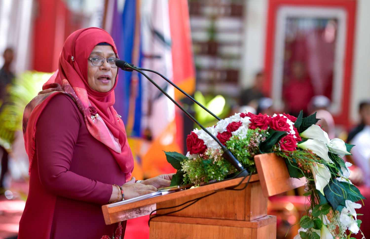 މަޖީދިއްޔާ އަށް 95 އަހަރު ފުރުން ފާހަގަކުރުމަށް މިއަދު މެންދުރު އެ ސްކޫލުގައި ބޭއްވި ހާއްސަ އެސެމްބްލީގައި ޕްރިންސިޕަލް އައިސްތު ވާހަކަ ދައްކަވަނީ.---ފޮޓޯ: ފަޔާޒު މޫސާ| މިހާރު