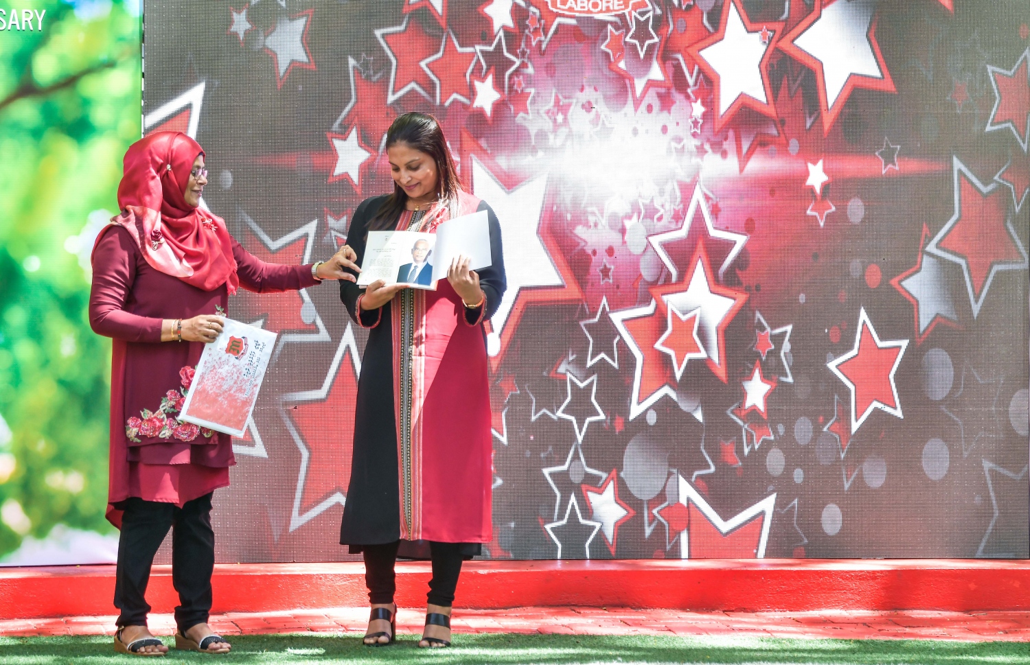 މަޖީދިއްޔާ އަށް 95 އަހަރު ފުރުން ފާހަގަކުރުމަށް މިއަދު މެންދުރު އެ ސްކޫލުގައި ބޭއްވި ހާއްސަ އެސެމްބްލީގައި އެ ސްކޫލުގެ އަހަރީ ފޮތް އެޑިއުކޭޝަން މިނިސްޓަރު އާއިޝަތު އަލީ ނެރެދެއްވާއިރު އަރިހުގައި ޕްރިންސިޕަލް އައިސްތު.---ފޮޓޯ: ފަޔާޒު މޫސާ| މިހާރު