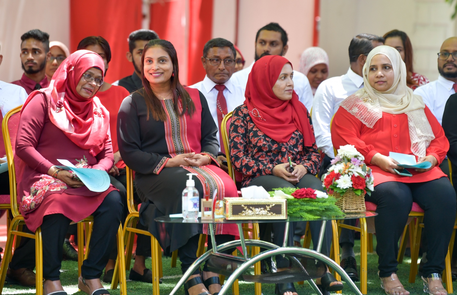 މަޖީދިއްޔާ ސްކޫލުގެ 95 ވަނަ އަހަރީ ދުވަސް ފާހަގަކުރުމަށް މިއަދު ބޭއްވި ހާއްސަ އެސެމްބްލީގައި އެޑިއުކޭޝަން މިނިސްޓަރު ޑރ. އައިޝަތު އަލީ (ވ-2) އަދި އެ ސުކޫލްގެ ޕްރިންސިޕަލް އައިޝަތު މުހައްމަދު ސޯލިހު ބައިވެރިވެވަޑައިގަންނަވަނީ.-- ފޮޓޯ: ފަޔާޒު މޫސާ | މިހާރު