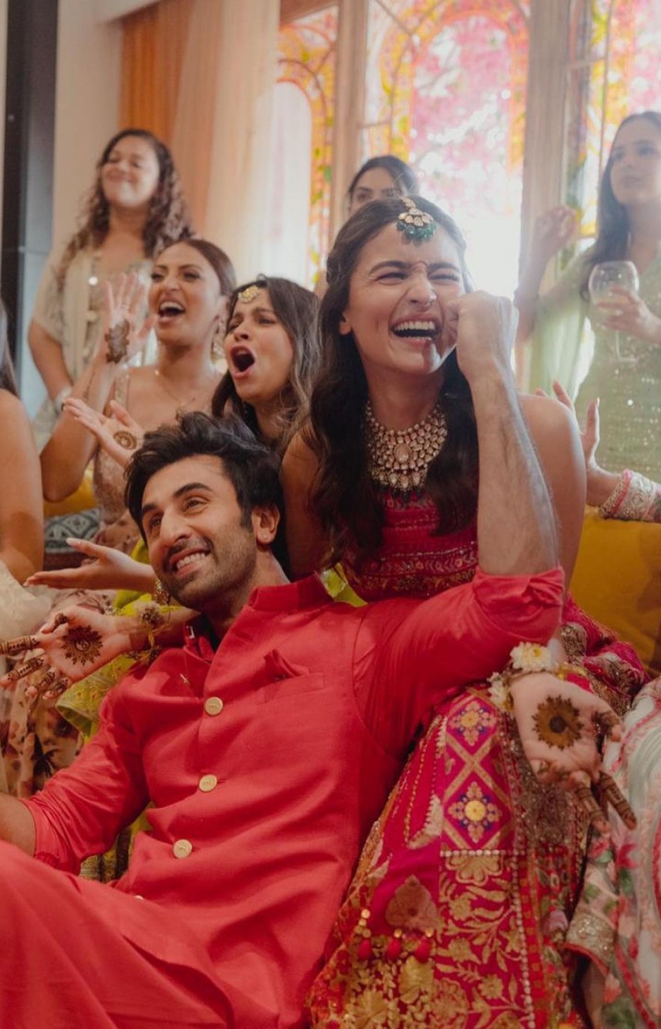 މެހެންދީ ހަފުލާގައި އާލިއާ އާއި އޭނާގެ ފިރިމީހާ ރަންބީރް.