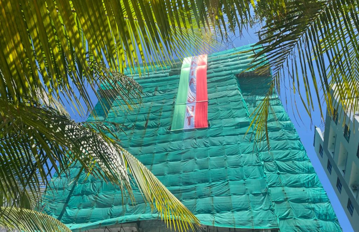 ޔާމީން ދިރިއުޅުއްވާ ހ. ދޫވެހީގައި އިންޑިއާ އައުޓް ބެނާއެއް ދަމާފައި -- ފޮޓޯ: ފަޔާޒު މޫސާ | މިހާރު