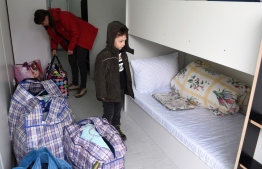 Ukrainian evacuees arrive at a village of prefabricated houses for people displaced by the war in the western Ukrainian city of Lviv on April 19, 2022, during the Russian invasion of Ukraine. -- Photo: Yuriy Dyachyshyn / AFP