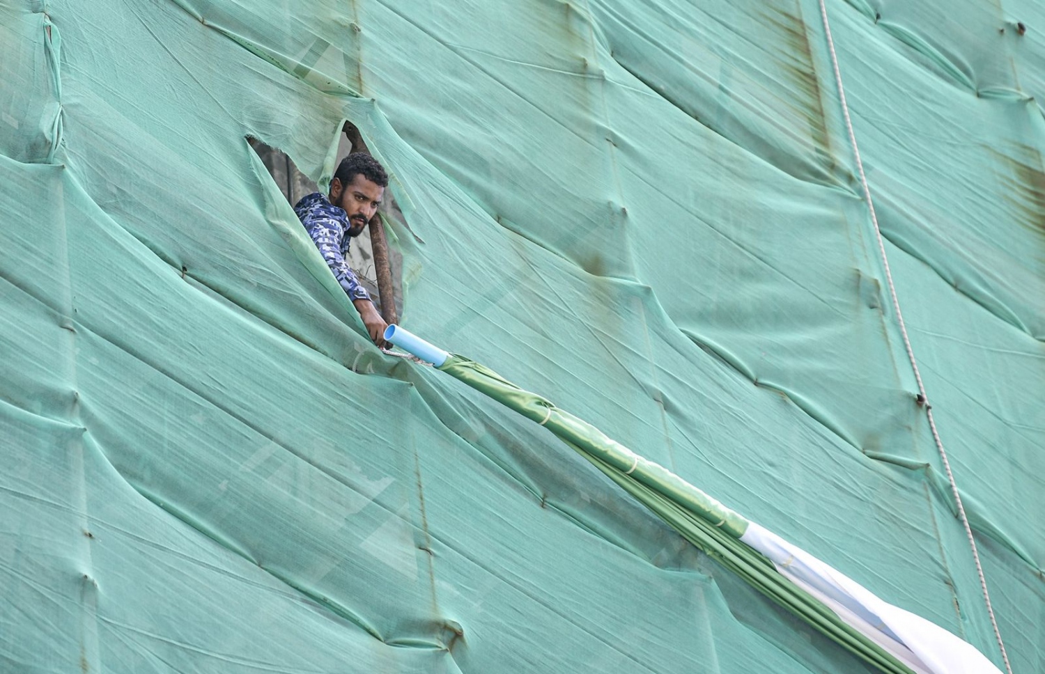 ފުލުހުން ގޮސް ދޫވެހީގެ އިންޑިއާ އައުޓް" ބެނާ ނަގަނީ: އެ ހަރަކާތަކީ ގައުމީ ސަލާމަތަށް ހުރި ނުރައްކަލެއް ކަމަށް ގައުމީ ސަލާމަތާ ބެހޭ މަޖިލީހުން ރޭ ވަނީ ކަނޑައަޅާފައި. -- ފޮޓޯ: ފަޔާޒް މޫސާ | މިހާރު