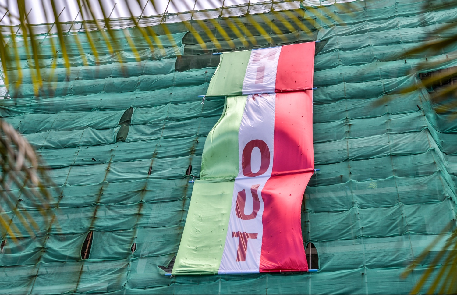 ޔާމީންގެ ގެކޮޅުގައި ހަރުކޮށްފައި ހުރި އިންޑިއާ އައުޓް ބެނާ. -- މިހާރު ފޮޓޯ/ނިޝާން އަލީ