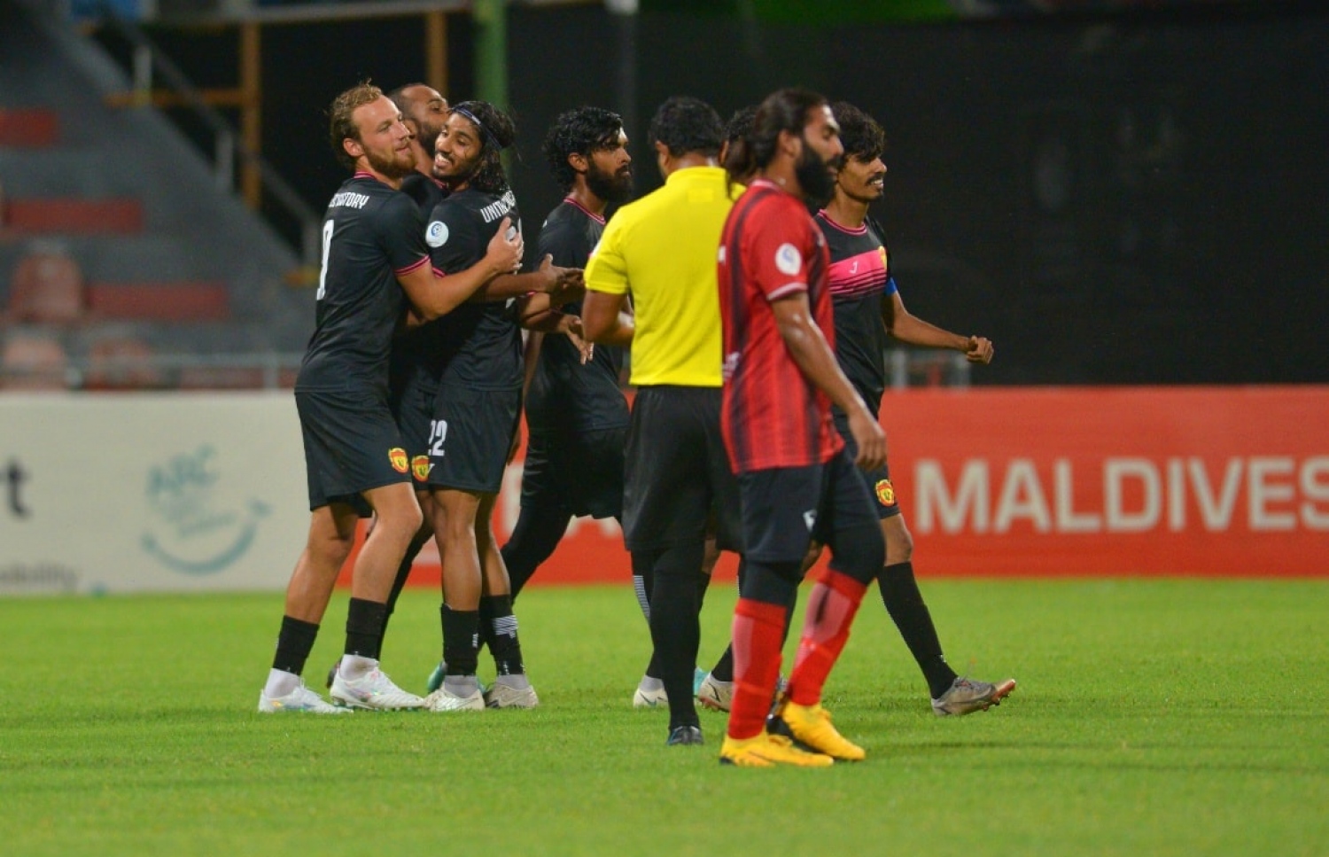 ޠޫވީގެ ކުޅުންތެރިން ލަނޑު ޖެހުމަށް ފަހު އުފާފާޅު ކުރަނީ: މި ސެޓީމު ފުރަތަމަ ބުރުގައި ކުޅުނު މެޗު ނިމުނީ އެއްވަރު ވެގެން --- ފޮޓޯ: އެފްއޭއެމް