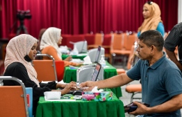 An individual paying Zakat during 2022 zakat period; Ministry of Islamic Affairs announced Zakat 'Nafaa' Fund to facilitate economic empowerment for low income earning or poor families-- Photo: Fayaz Moosa | Mihaaru