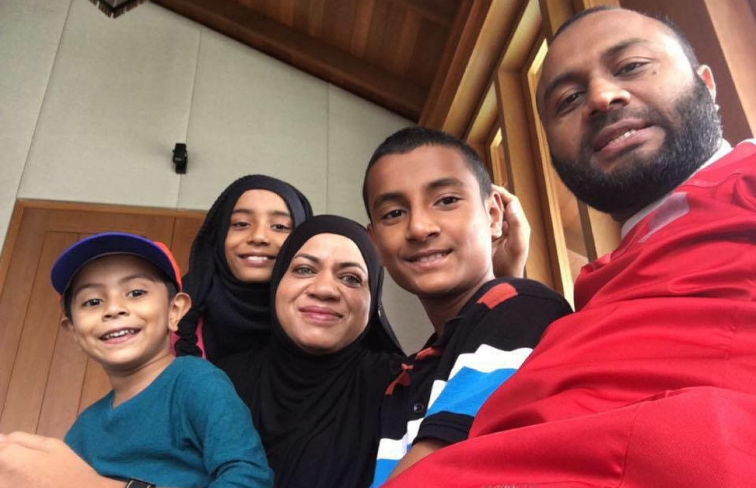 ޝަހީމާއި އާފިޔާ، އެ ދެ ބޭފުޅުންގެ ތިން ކުދިންނާއެކު ފޮޓޯއެއް ނަންގަވަނީ.