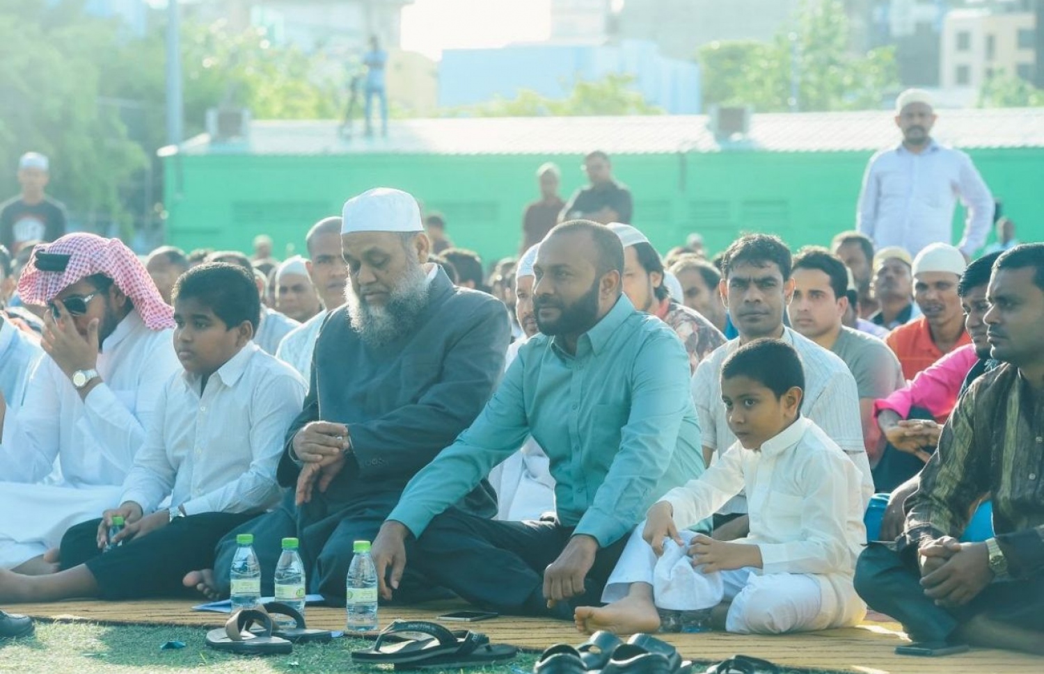 އިލްޔަސައު، ބައްޕަ ޝަހީމާއެކު އީދު ނަމާދެއްގައި ބައިވެރިވަނީ.