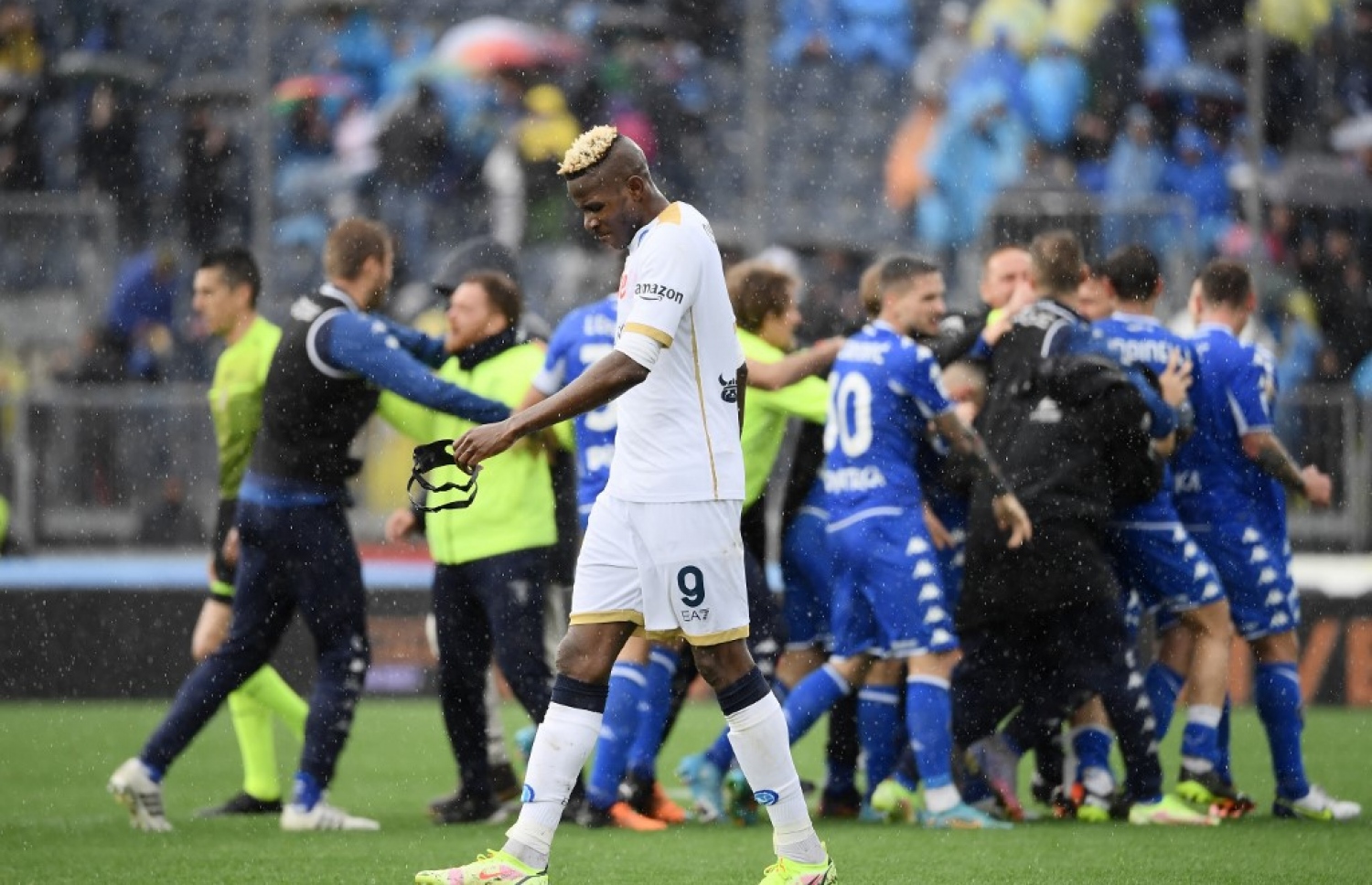 އެމްޕޯލީ އަތުން ބަލިވުމުން ނަޕޯލީގެ ފޯވާޑް ވިކްޓާ އޮސިމްހެން މާޔޫސްވެފައި ހުރެ ދަނުން ފައިބަނީ.-- ފޮޓޯ: އޭއެފްޕީ