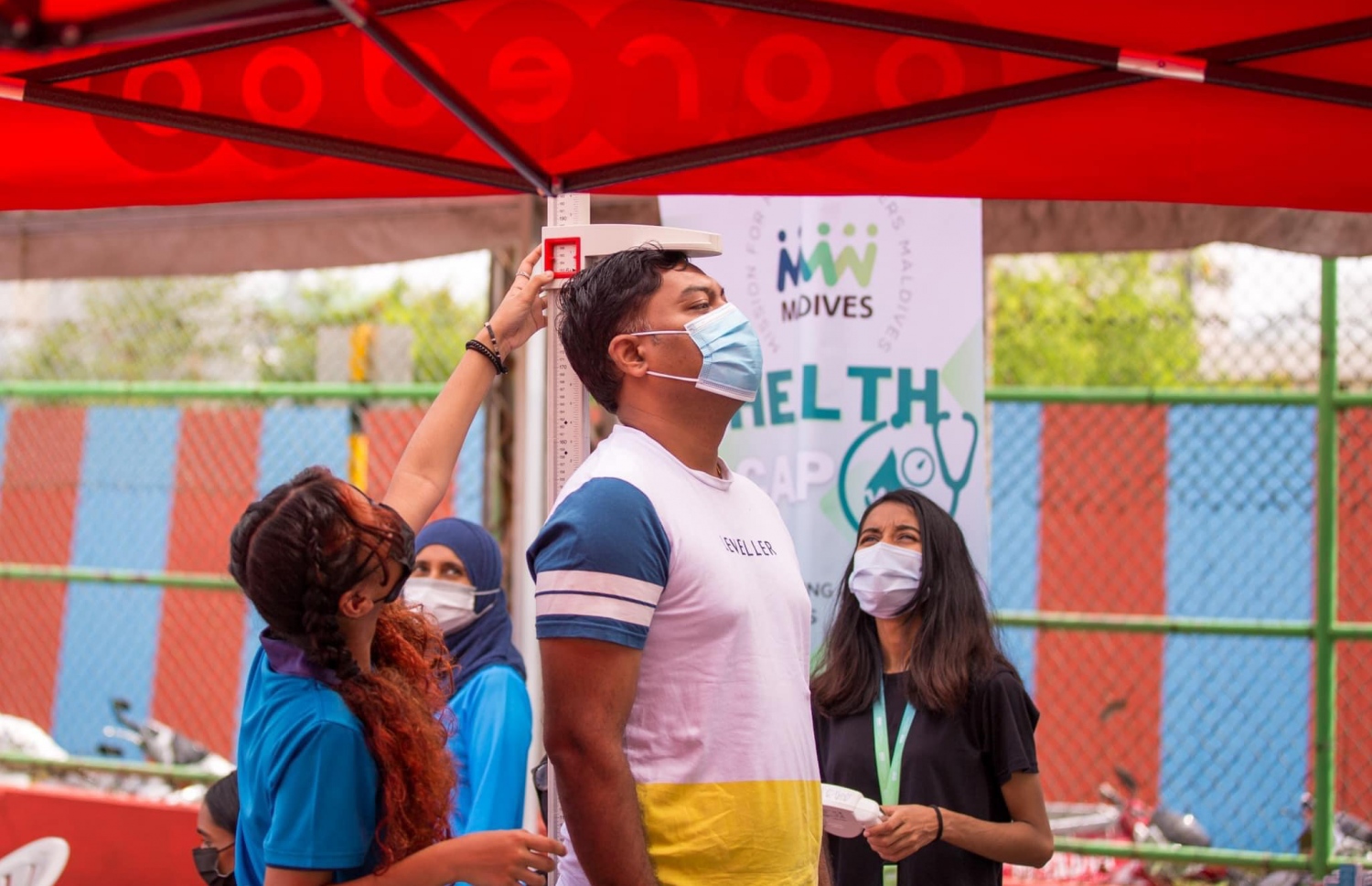 ހަކުރު ބަލީގެ ސްކްރީނިން ހެދުމަށް، މީހެއްގެ އިސްކޮޅު ބަލަނީ.-- ފޮޓޯ: މިހާރު