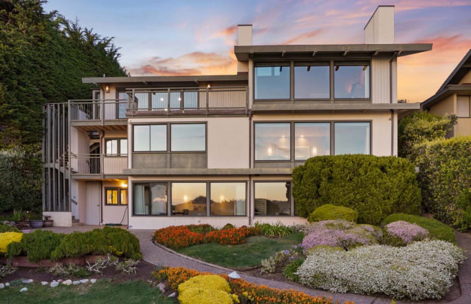 އެމެރިކާގެ ލޮސް އެންޖެލަސްގައި ހުންނަ ބެޓީ ވައިޓްގެ ގެ: އެ ގެ 10 މިލިއަން ޑޮލަރަށް ވިއްކާލަން އިއުލާންކޮށްފައިވޭ.