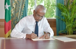 (FILE) President Ibrahim Mohamed Solih ratifies the Electronic Transactions Bill on April 28, 2022: the president  has the power to not ratify bills passed by the parliament --Photo: President's Office