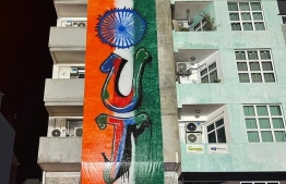 އިންޑިއާ އައުޓް ކެމްޕޭނުގެ ބެނާތައް ފުލުހުން ނަގާތީ ހަމައެކަނި "އައުޓް" ޖަހައިގެން ބެނާއެއް ދަމާފައި.