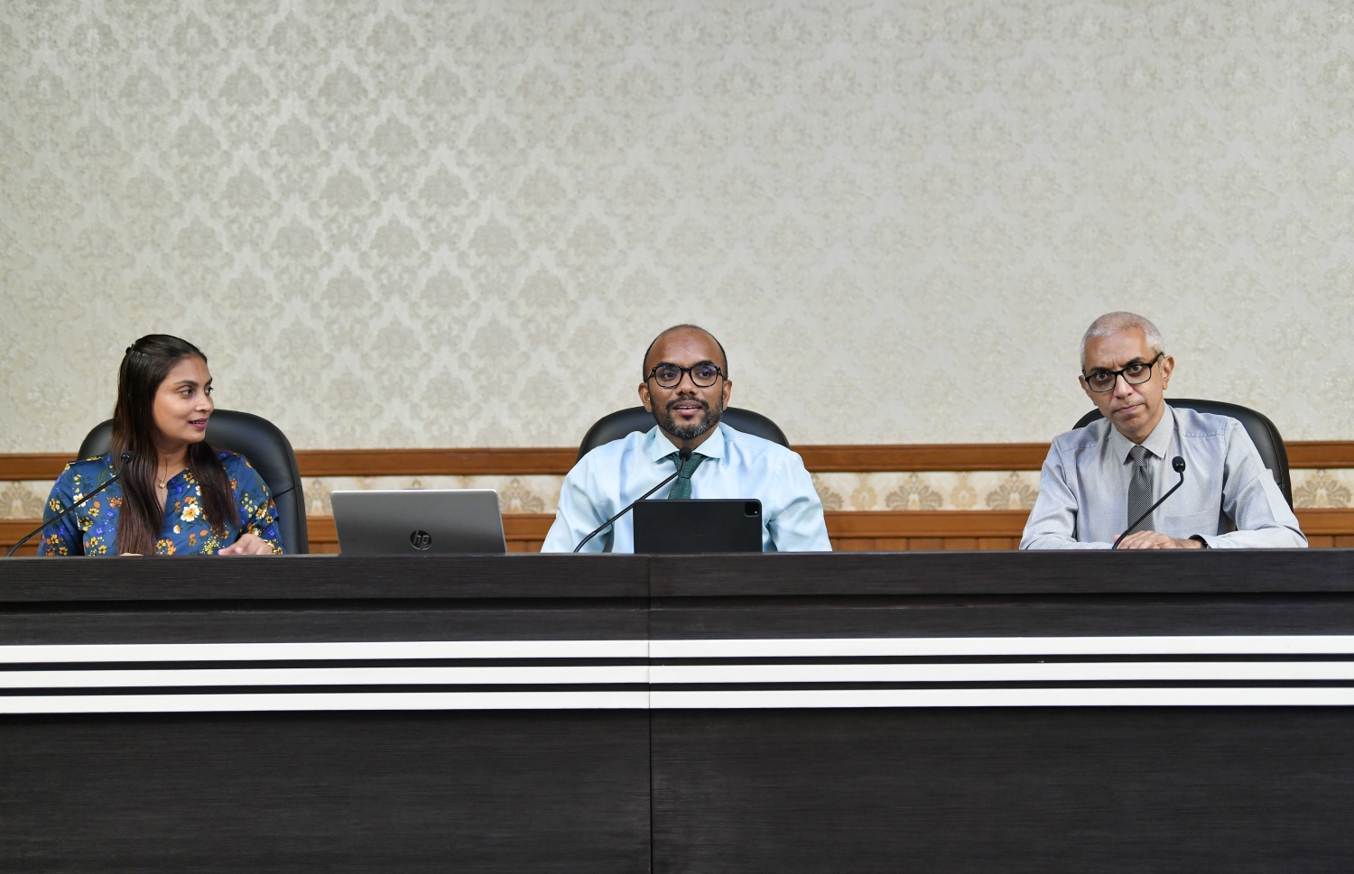 ޓީޗަރުންގެ މުސާރަ ބޮޑުކުރި ކަން ރައީސް އިއުލާންކުރެއްވުމަށް ފަހު ބޭއްވި ނޫސްވެރިންގެ ބައްދަލުވުމުގައި ޕޭ ކޮމިޝަންގެ ސެކްރެޓަރީ ޖެނެރަލް ޑރ. މުހައްމަދު ފައިޒަލް އާއި ފިނޭންސް މިނިސްޓަރު އިބްރާހިމް އަމީރު އަދި އެޑިއުކޭޝަން މިނިސްޓަރު ޑރ. އައިޝަތު އަލީ -- ފޮޓޯ: ނިޝާން އަލީ | މިހާރު