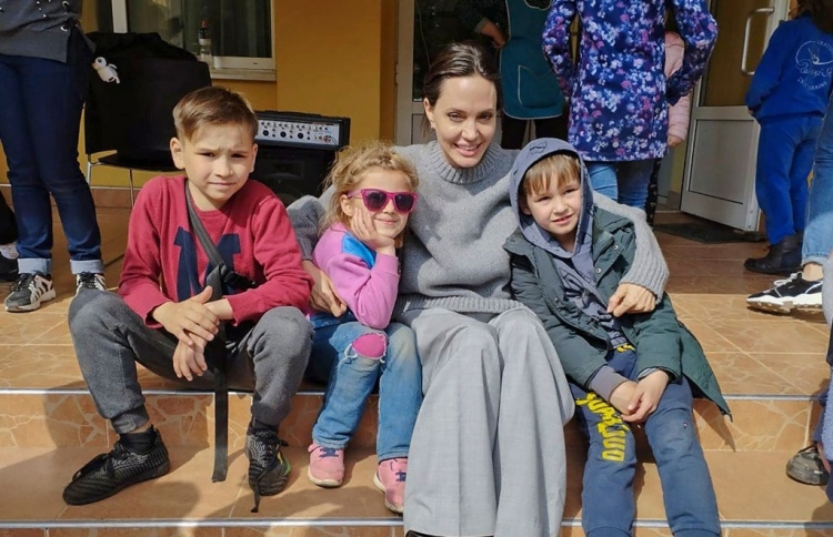 އެންޖެލީނާ ޖޯލީ ޔޫކްރެއިނަށް ހިނގައްޖެ