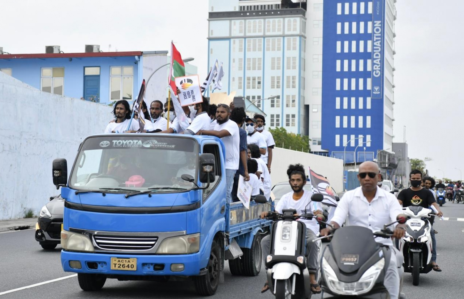 ކުރީގެ ރައީސް އަބްދުﷲ ޔާމީން ޖަލަށް ލުމަށް ގޮވާލައި އެމަނިކުފާނުގެ ގޭކޮޅު ކުރިމައްޗަށް އެއްވި ގްރޫޕް އަޑުއުފުލަމުން މާލެ ވަށައި ޕިކަޕް ބުރު ޖަހަނީ -- ފޮޓޯ: ނިޝާން އަލީ | މިހާރު