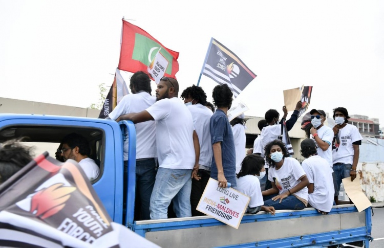 ޔާމީނާ ދެކޮޅަށް ގުރޫޕަކުން އެއްވެ އަޑު އުފުލައިފި