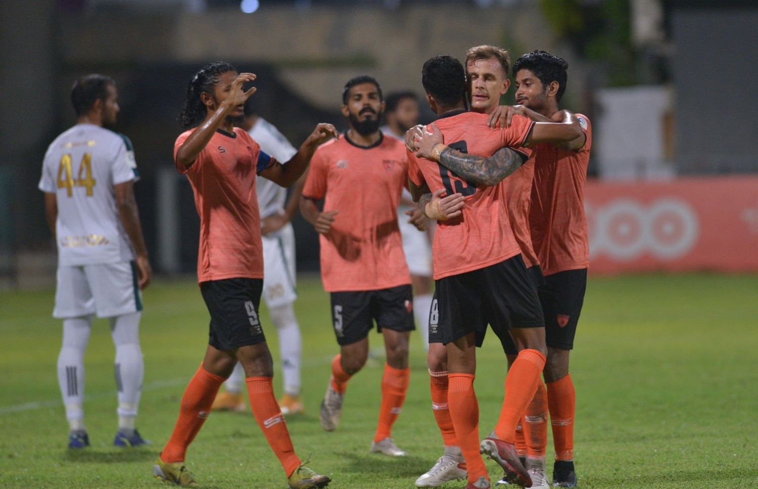 އީގަލްސްގެ ކުޅުންތެރިން މެޗުގެ ނަތީޖާ ހަމަހަމަ ކުރުމަށްފަހު އުފާފާޅު ކުރަނީ: އެޓީމުން މެޗު ކާމިޔާބު ކުރީ ފަހަތުން އަރައި ޖެހި ދެ ލަނޑުން --- ފޮޓޯ: އެފްއޭއެމް