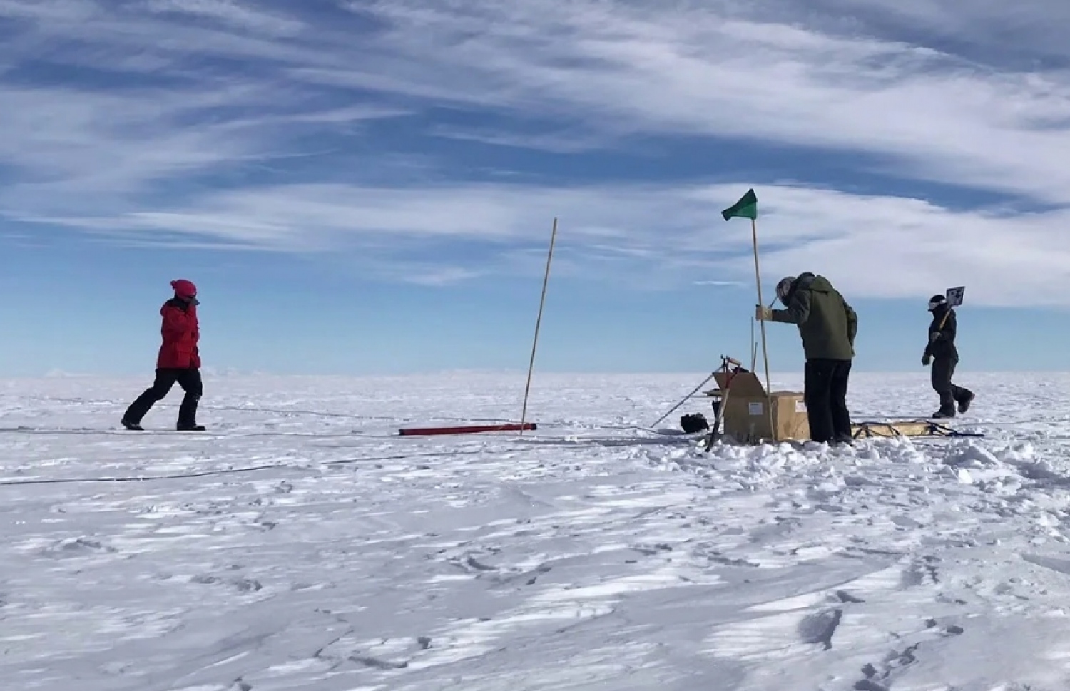 އެންޓާޓިކާގެ ގަނޑުފެނުގެ ދަށުން ފެންގަނޑެއް ހޯދި ސައިންސްވެރިން އެތަނުގައި ދިރާސާކުރިއިރުގައި ނަގާފައިވާ ފޮޓޯއެއް.