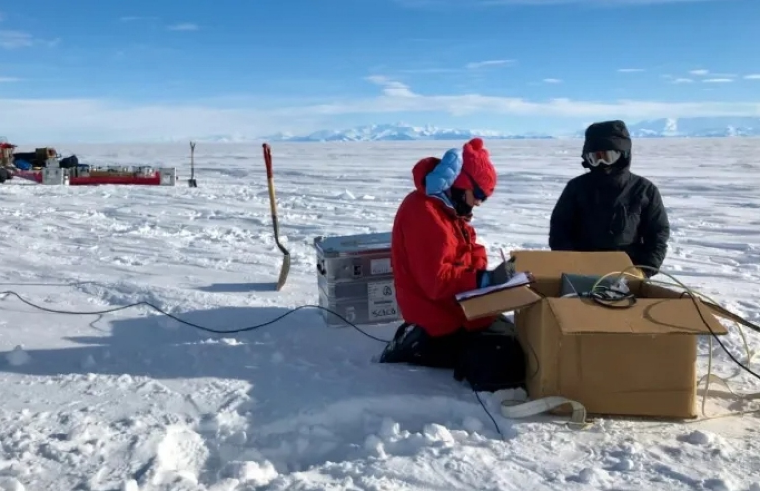 އެންޓާޓިކާގެ ގަނޑުފެނުގެ ދަށުން ފެންގަނޑެއް ހޯދި ސައިންސްވެރިން އެތަނުގައި ދިރާސާކުރިއިރުގައި ނަގާފައިވާ ފޮޓޯއެއް.