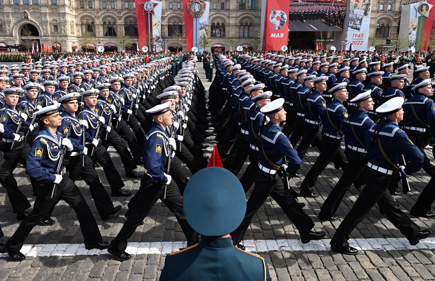 މެއި 7، 2022؛ ރަޝިޔާގައި ގައުމީ ފެންވަރުގައި ފާހަގަކުރާ ނަސްރުގެ ދުވަސް (މެއި 9) ކުލަގަދަ ގޮތެއްގައި ފާހަގަ ކުރުމުގެ ތައްޔާރީތަކުގެ ތެރެއިން، ވެރިރަށް މޮސްކޯގެ ރަތް މައިދާނުގައި ސިފައިންގެ އަސްކަރީ ހިނގާލުމުގެ ރިހާސަލެއް ބާއްވަނީ. --އޭއެފްޕީ