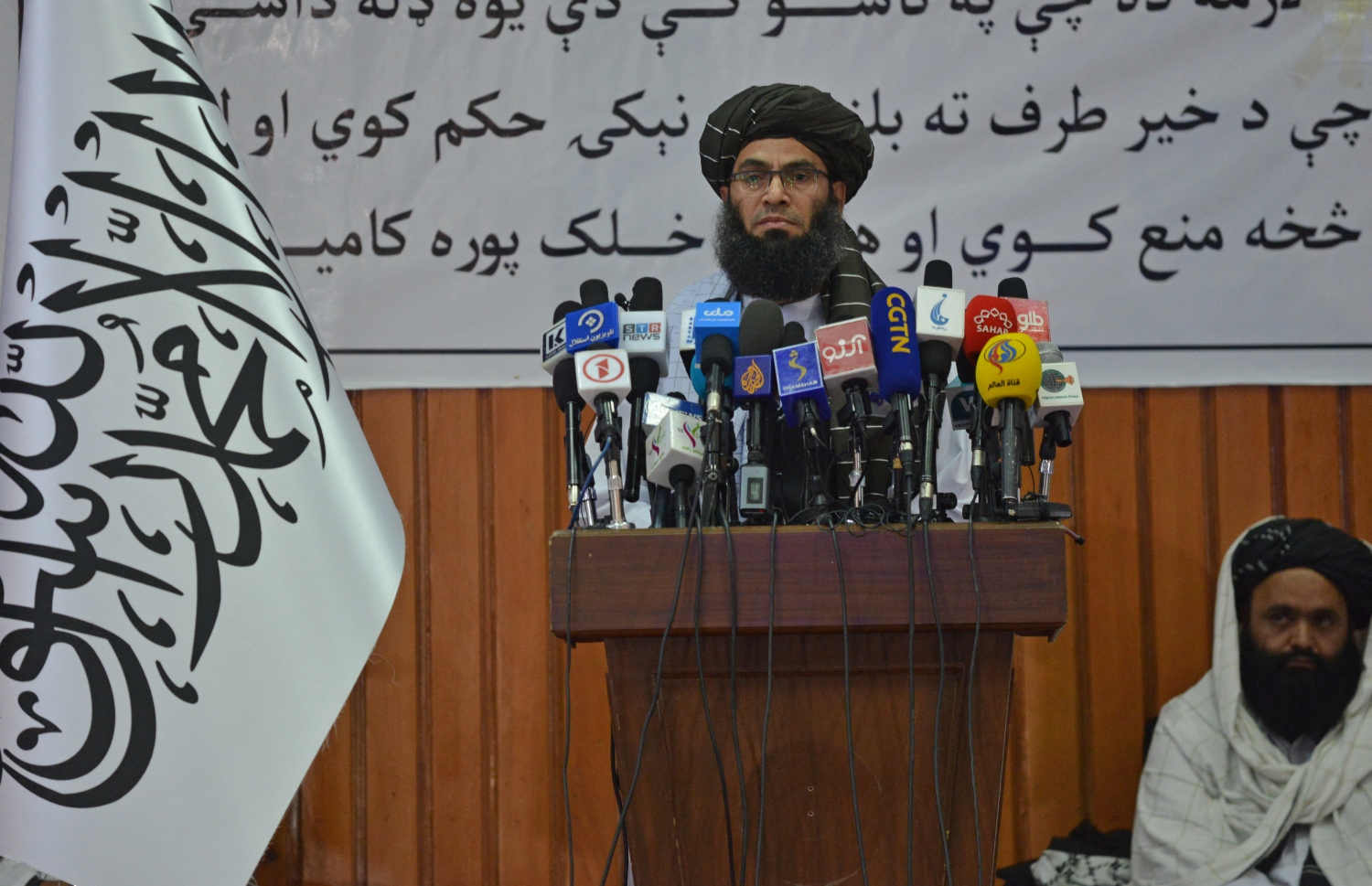 މެއި 7، 2022: އަފްގާނިސްތާނުގެ އަންހެނުން މޫނު ބުރުގާ އަޅައިގެން ނޫނީ އާންމު ތަންތަނަށް ނުކުތުން މަނާކޮށް ތާލިބާނުންގެ ސަރުކާރުން ކަނޑައެޅި ގަރާރު، އެ ގައުމުގެ ހެޔޮ ކަންތަކަށް އަމުރުކޮށް މުންކަރާތްތައް މަނާކުރުމާ ބެހޭ ވަޒީރު މުހައްމަދު ޚާލިދު ހަނަފީ އިއުލާން ކުރައްވަނީ. --އޭއެފްޕީ