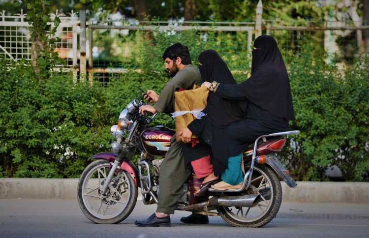 އަފްޣާނު އަންހެނުން އަމިއްލަ އޮފީސްތަކަށް ދިއުން މަނާ