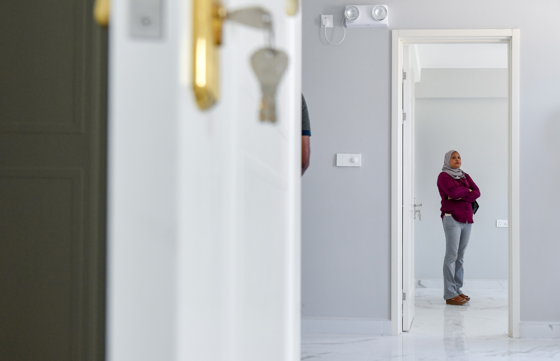 ސްޓެލްކޯގެ ފްލެޓަކަށް ދިރިއުޅުން ބަދަލުކުރަން ނިންމާފައިވާ ޒުވާން އަންހެނަކު، އެ ފްލެޓްގެ ކޮޓަރިއެއްގެ ތެރޭގައި މަޑުކޮށްލައިގެން ހުރެ ވިސްނާލަނީ: މި ތަނަށް ވަދެވޭނެ ދުވަހަކީ އޭނާގެ ހަޔާތަށް އަންނާނެ އެންމެ އުފާވެރި އެއް ދުވަހަކަށް ވާނެ.---ފޮޓޯ: ފަޔާޒު މޫސާ| މިހާރު