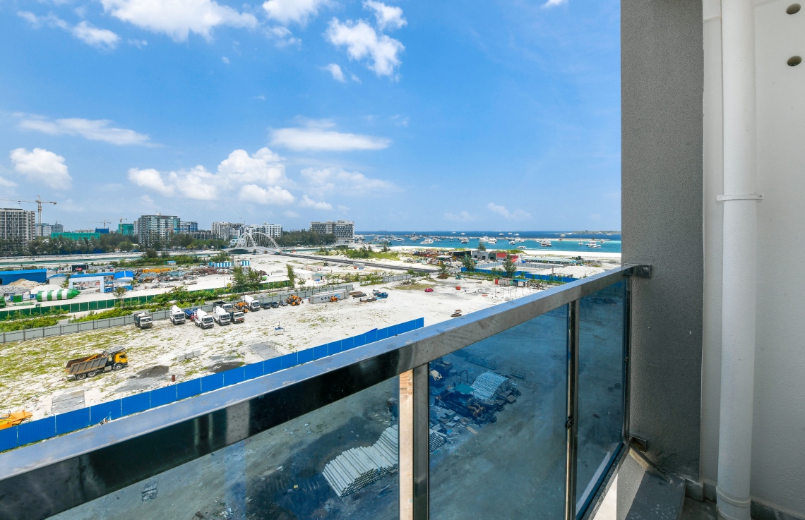 ސްޓެލްކޯގެ ފްލެޓެއްގެ ބެލްކަނިން ބޭރު ފެންނަ ގޮތް: ސްޓެލްކޯގެ ދެ ޓަވަރުގެ އެޕާޓްމަންޓްތަކުގެ ވެސް ވެންޓިލޭޝަން ވަރަށް ސަޅި. ފިނިޝިން އާއި އެހެނިހެން ކަންކަން ވެސް ވަރަށް ފުރިހަމަކަން ފާހަގަކުރެވޭ.---ފޮޓޯ: ފަޔާޒު މޫސާ| މިހާރު