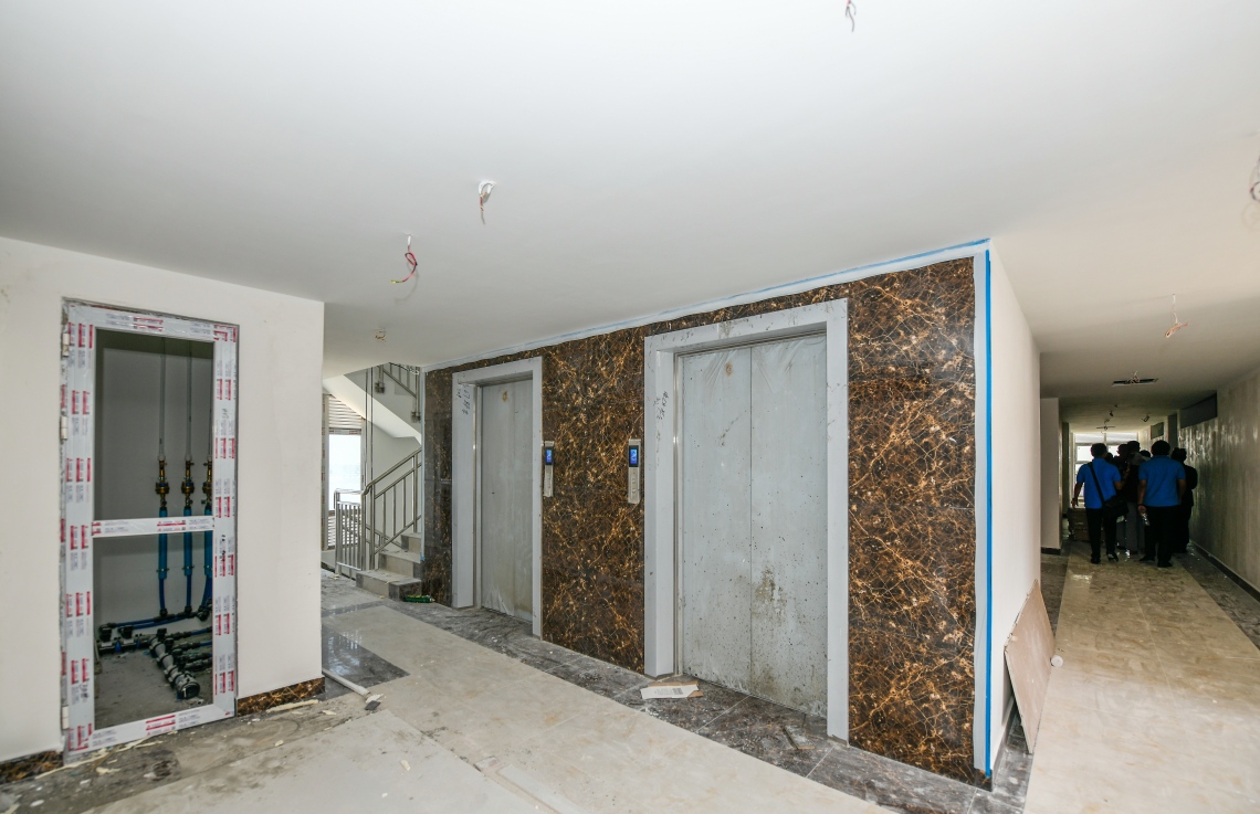 ސްޓެލްކޯގެ ފްލެޓްތަކުގެ ލިފްޓުތައް: ކޮންމެ ޓަވަރެއްގައި ހަތަރު ލިފްޓް ހުރޭ.--- ފޮޓޯ: ފަޔާޒު މޫސާ | މިހާރު