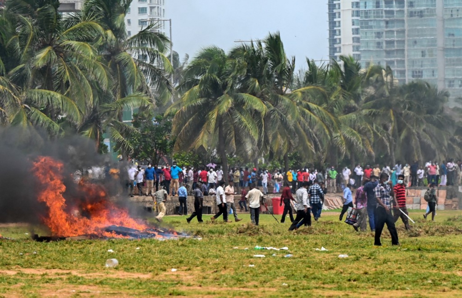 ސްރީ ލަންކާގައި ސަރުކާރާއި އިދިކޮޅުގެ ސަޕޯޓަރުން އިއްޔެ ހަމަނުޖެހުން ހިންގަނީ. -- ފޮޓޯ: އޭއެފްޕީ