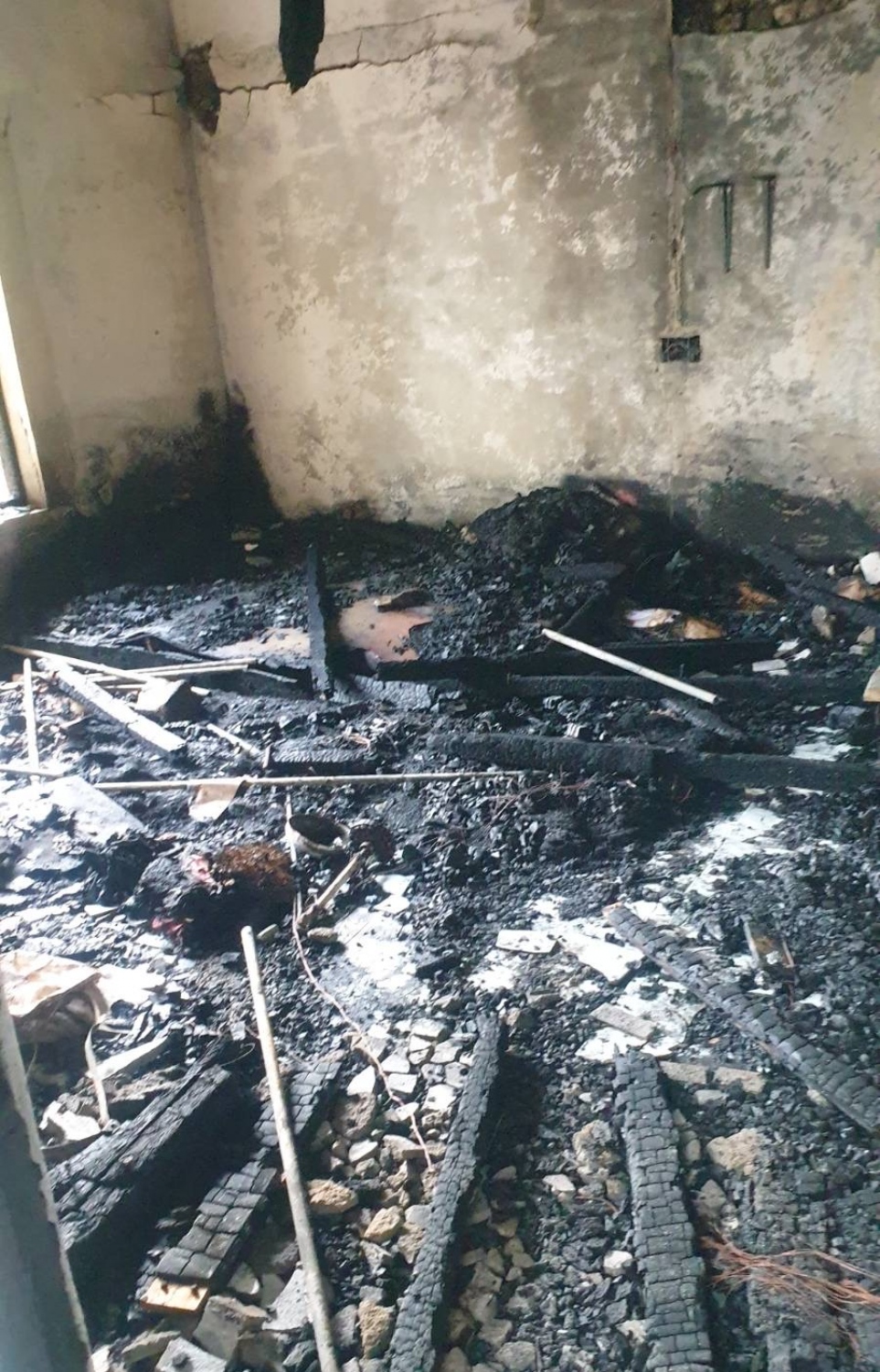 ގއ. މާމެންދޫ ގެއެއްގައި ހިނގި އަލިފާނުގެ ހާދިސާގައި މުޅި ގެ އަނދާ ހުލިވެފައި -- ފޮޓޯ: މާމެންދޫ ކައުންސިލް