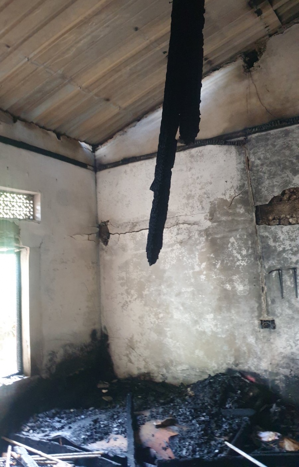 މާމެންދޫ ގެއެއްގައި ހިނގި އަލިފާނުގެ ހާދިސާގައި މުޅި ގެ އަނދާ ހުލިވެފައި -- ފޮޓޯ: މާމެންދޫ ކައުންސިލް