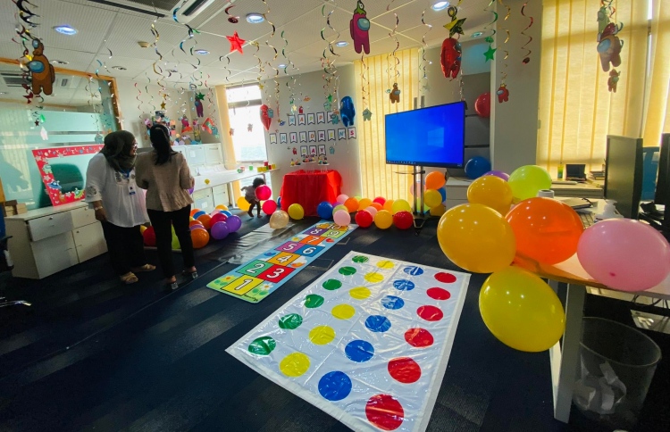 އެސްޓީއޯގެ މުވައްޒަފުން މަސައްކަތްކުރީ ދަރިންނާ އެކު