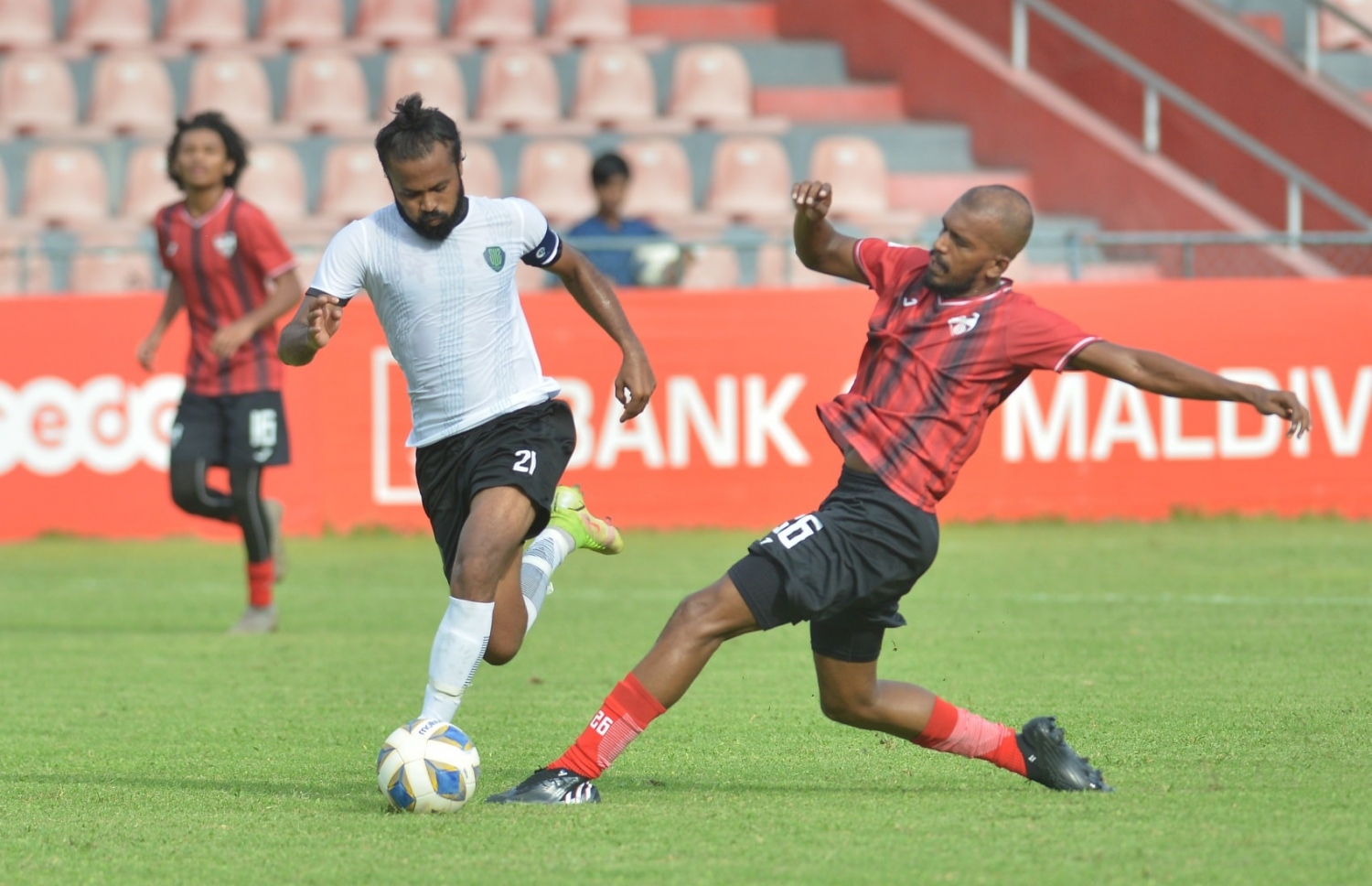 ސަސްގެ ލަނޑު ޖެހި ޔަޝްފާދު (ވ)، އޭނާ އަތުން ބޯޅަ ހޯދަން ޓީސީގެ ޑިފެންޑަރު އަޖުފާން މަސައްކަތް ކުރަނީ --- ފޮޓޯ: އެފްއޭއެމް