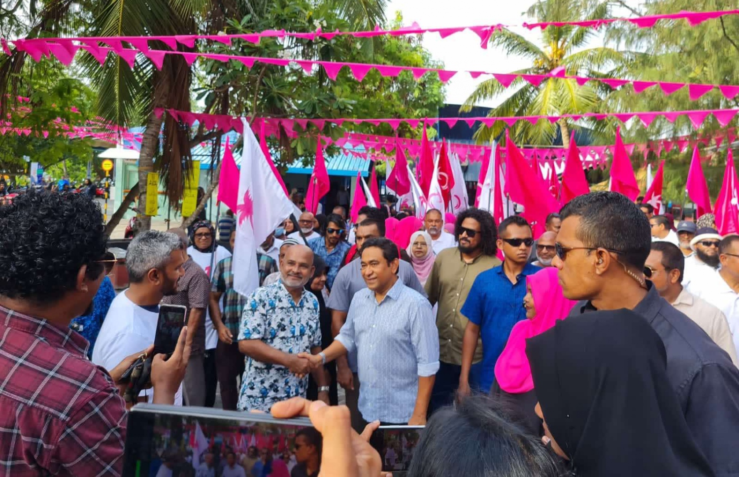 އަންހެނުންގެ ތަރައްގީއަށް މަސައްކަތްކުރާ ކޮމިޓީއަށް ޕީޕީއެމުން ވާދަކުރައްވާ ފާތިމަތު ނާޒިމާގެ ކެމްޕެއިން ހަރަކާތަށް އެ ޕާޓީގެ ރައީސް އަބްދުﷲ ޔާމީން ވިލިމާލެއަށް ވަޑައިގަތުމުން ސަޕޯޓަރުން މަރުހަބާ ދަންނަވަނީ-- ފޮޓޯ: ޕީޕީއެމް